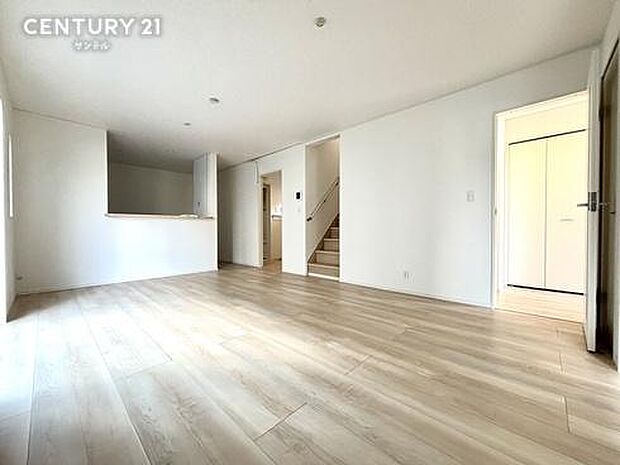 (同仕様モデル写真)）リビング17帖※モデル写真でございます。色や配置の相違がある場合がございます。お部屋全体が明るく、開放感があります。使い勝手の良いリビングイン階段です。