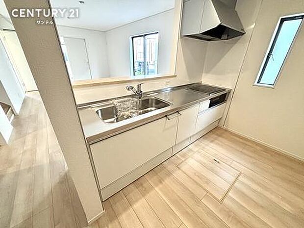 同仕様写真（キッチン）人気のカウンターキッチン。お手入れがしやすいキッチンです。食洗器やIHクッキングヒーターがついたシステムキッチンです。