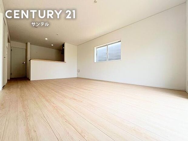(同仕様モデル写真)リビング※モデル写真でございます。色や配置の相違がある場合がございます。お部屋全体が明るく、開放感があります。