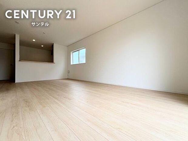 (同仕様モデル写真)リビング※モデル写真でございます。色や配置の相違がある場合がございます。お部屋全体が明るく、開放感があります。