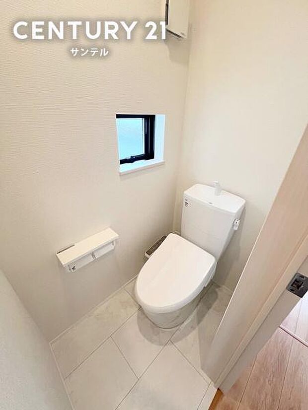 2階トイレです。朝の込み合う時間帯に安心です。