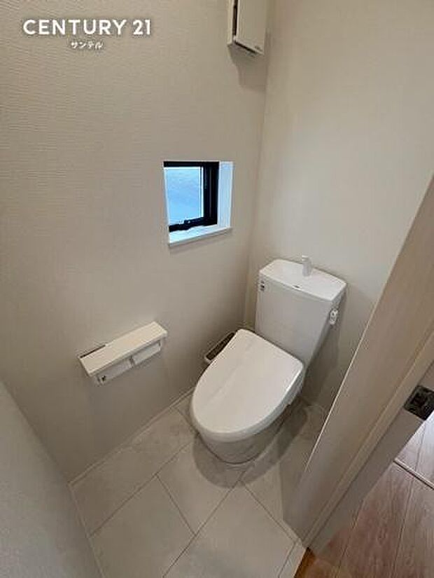 2階トイレです。朝の込み合う時間帯に安心です。