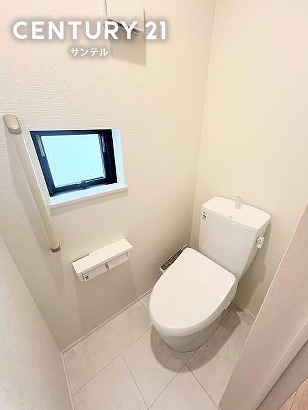 ウォシュレットが付いた広々として落ち着いた空間のお手洗いになります♪トイレは2箇所ございます。