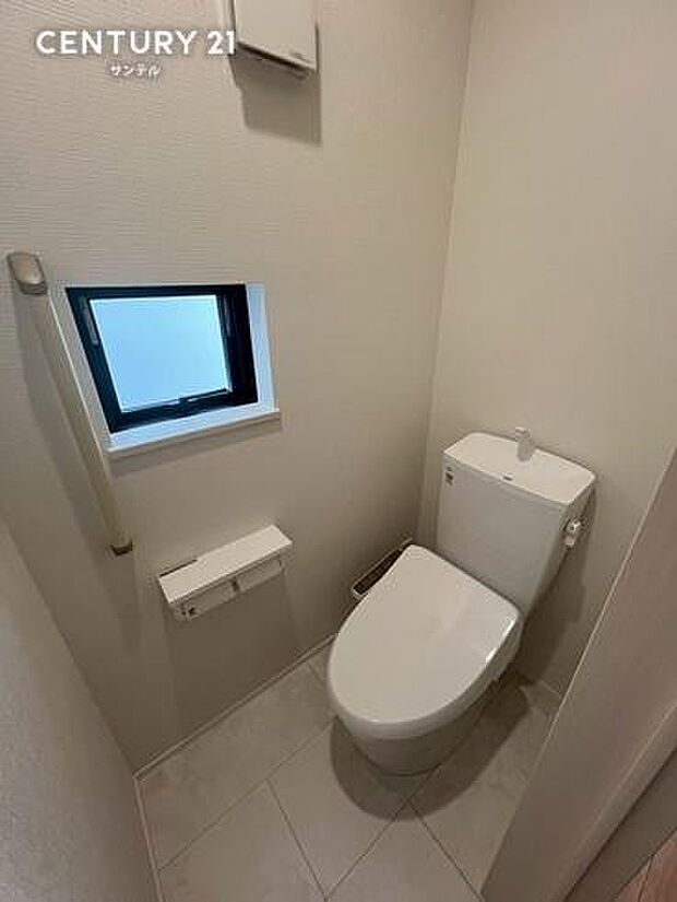 ウォシュレットが付いた広々として落ち着いた空間のお手洗いになります♪トイレは2箇所ございます。