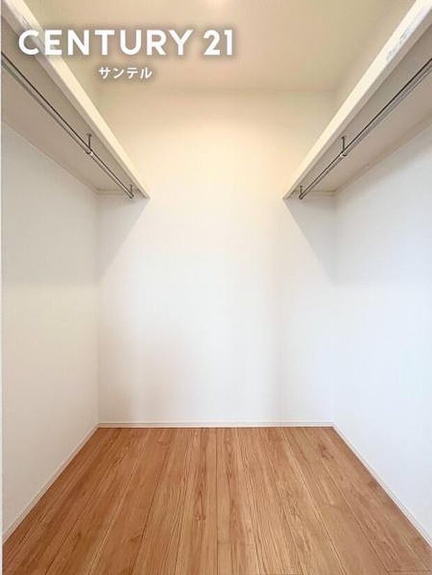 お部屋の奥にウォークインクローゼットを完備。ハンガーパイプ付きで衣類を掛けたまま美しく収納できます。扉のないオープン仕様のため出し入れがスムーズで、大切な荷物を一元管理できる便利な間取りです。