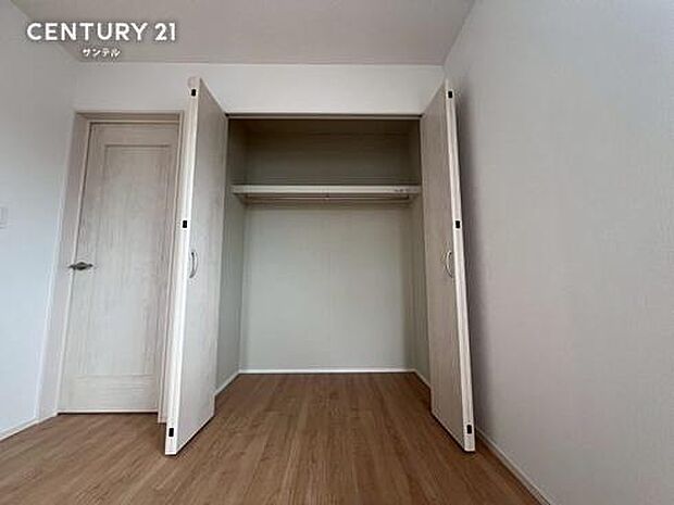6帖の洋室のクローゼットです。お洋服もたっぷり収納ができ、お部屋の中を綺麗に保つ事ができます♪