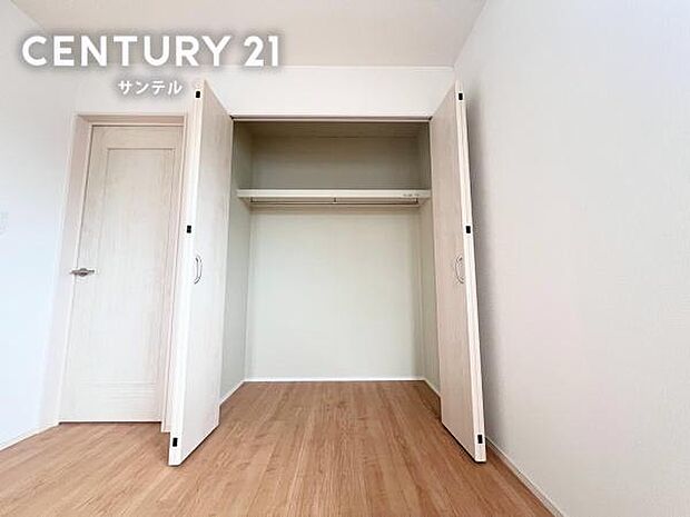 6帖の洋室のクローゼットです。お洋服もたっぷり収納ができ、お部屋の中を綺麗に保つ事ができます♪