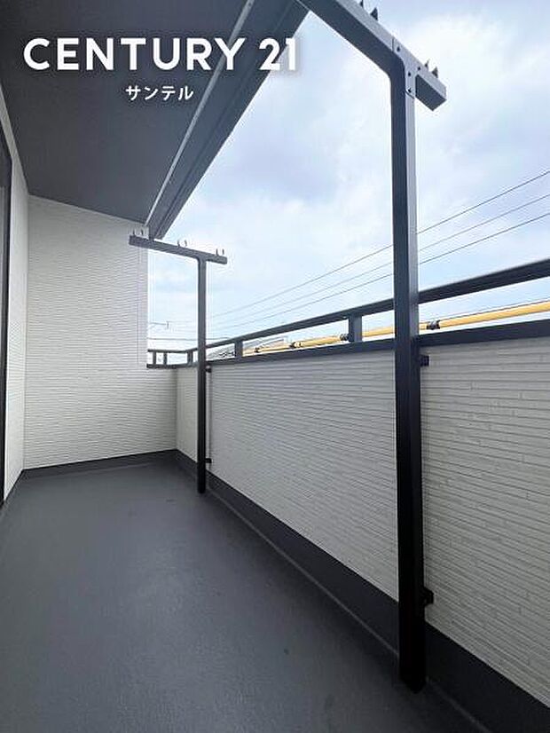 屋根があるため、外出中の急な雨でも洗濯物が濡れにくく、共働き世帯に嬉しい設計です。広々サイズで、布団と衣類を同時に干せる実用性も魅力。毎日の家事にゆとりと安心をプラスします。