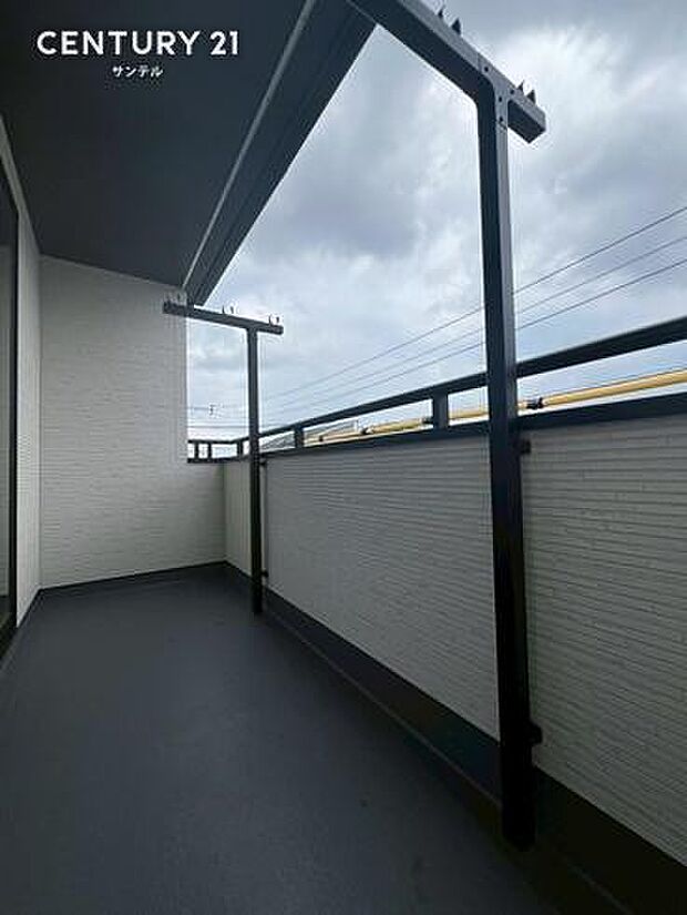 屋根があるため、外出中の急な雨でも洗濯物が濡れにくく、共働き世帯に嬉しい設計です。広々サイズで、布団と衣類を同時に干せる実用性も魅力。毎日の家事にゆとりと安心をプラスします。