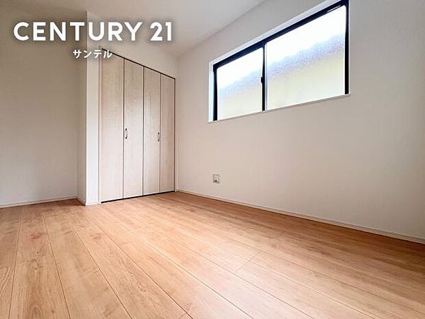 1階にある約4.5帖の洋室です。洗面室のすぐ隣に位置するため、1階で洗濯から収納までの家事が完結します。また、小さいお子様の遊び場や、客間としても活用できます。