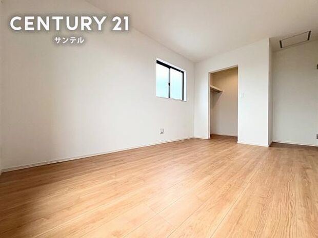 7.25帖の洋室です。大型収納を完備しており、余すことなく空間を有効活用できます。バルコニーに直結しているため、布団干しや空気の入替えがスムーズです！