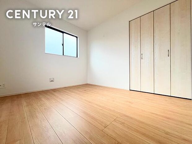6帖の洋室です。2面の窓から光が差し込み、気持ちの良い目覚めができる素敵な洋室です。