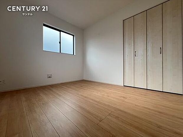 6帖の洋室です。2面の窓から光が差し込み、気持ちの良い目覚めができる素敵な洋室です。