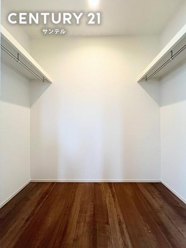 お部屋の奥にウォークインクローゼットを完備。ハンガーパイプ付きで衣類を掛けたまま美しく収納できます。扉のないオープン仕様のため出し入れがスムーズで、大切な荷物を一元管理できる便利な間取りです。