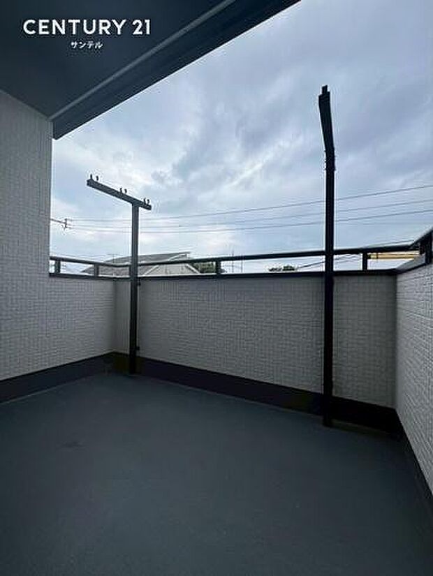 屋根があるため、外出中の急な雨でも洗濯物が濡れにくく、共働き世帯に嬉しい設計です。広々サイズで、布団と衣類を同時に干せる実用性も魅力。毎日の家事にゆとりと安心をプラスします。