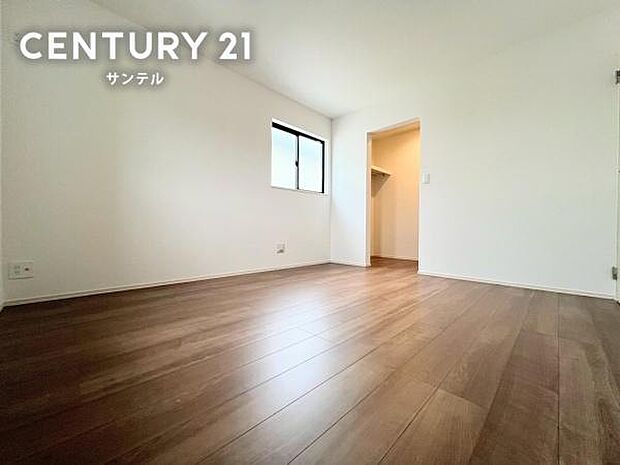 7帖の洋室です♪しっかり日が差し込みますので気持ちの良い目覚めができる素敵な洋室になります♪ウォークインクローゼットが付いております♪