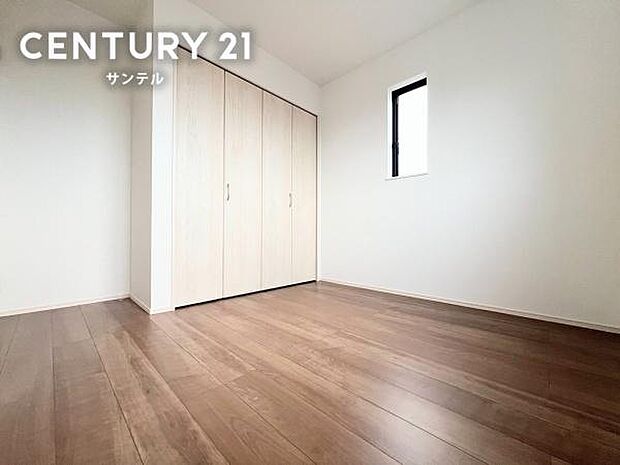 約4.5帖の洋室です。収納付きでお子様のお部屋としても活用できます。
