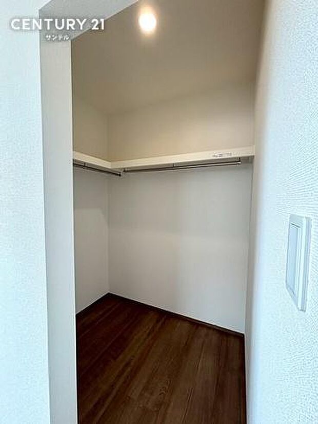 ウォークインクローゼットです。お洋服もたっぷり収納でき、衣装ケースも入るので、衣替えのシーズンが来ても、スムーズにお洋服などの整理ができます。