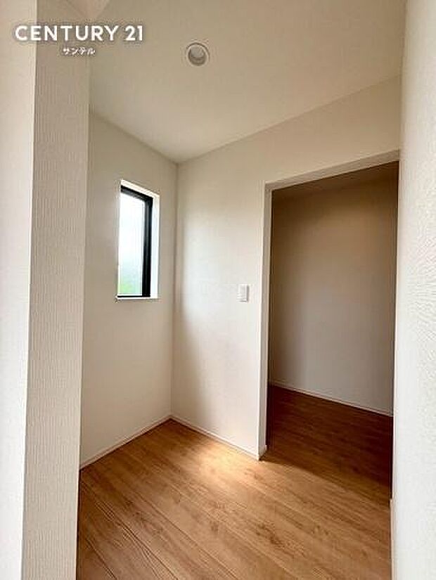 お部屋の奥からウォークインクローゼットへ直接アクセスできる便利な間取り。洋服や季節物の荷物をたっぷり仕舞い込めるため、居室内に余計なタンスなどを置く必要がなく、お部屋を広くクリーンに使えます。