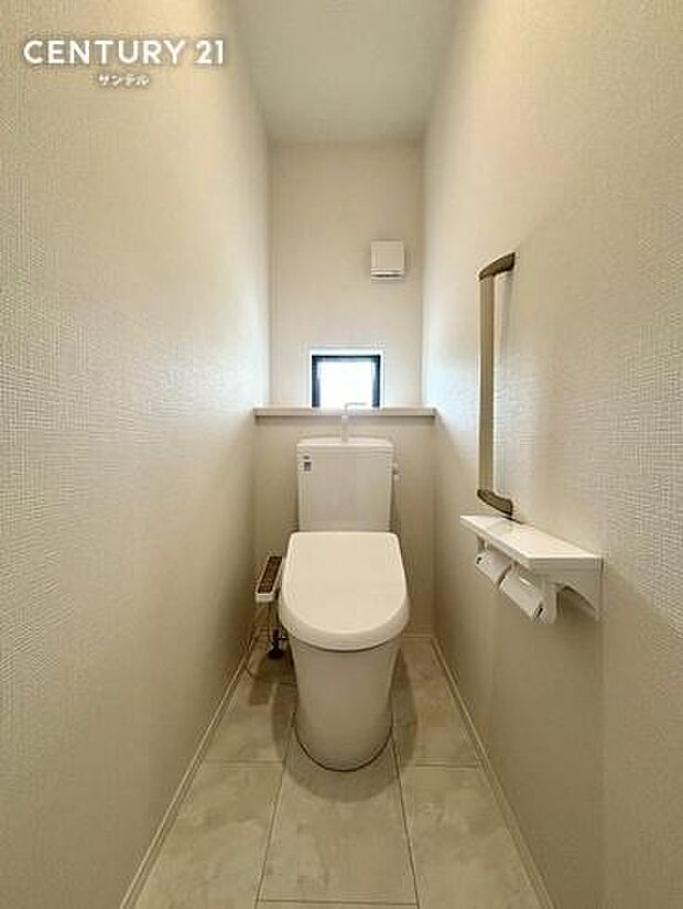 トイレは2箇所ございます。朝の込み合う時間帯でも安心です。