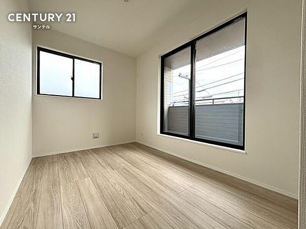大きな窓からインナーバルコニーへ直接アクセス可能。2面採光で日当たりと風通しが良いため、雨の日や花粉の季節には洗濯物の室内干しスペースとしてもスマートに活用できる便利な設計です。