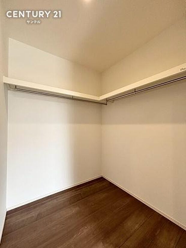 内部にハンガーパイプと枕棚を標準装備。帰宅後にアウターや制服をすぐここに掛けられるため、室内に花粉やホコリを持ち込まず、毎日の動線もスムーズになるファミリーに嬉しい機能的なレイアウトです。