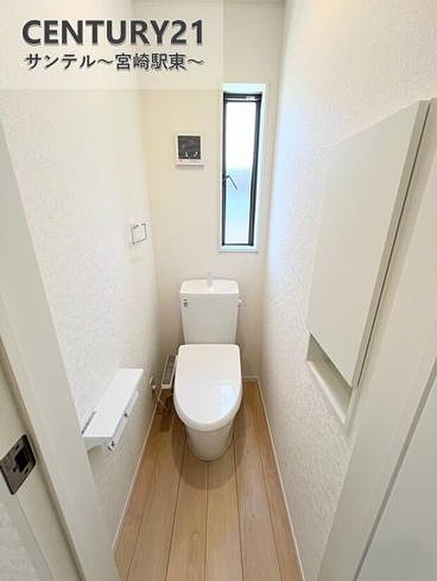 (同仕様写真)落ち着いた雰囲気のトイレ温水洗浄暖房便座でございます(^^♪※色や配置の相違がある場合がございます。