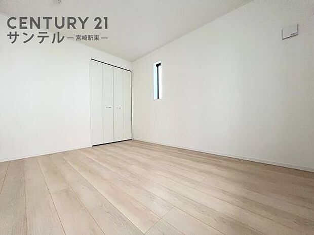 （同仕様写真）洋室成長に合わせて使える収納付き子供部屋。衣類や学用品の整理がしやすく、片付け習慣も身につきます。