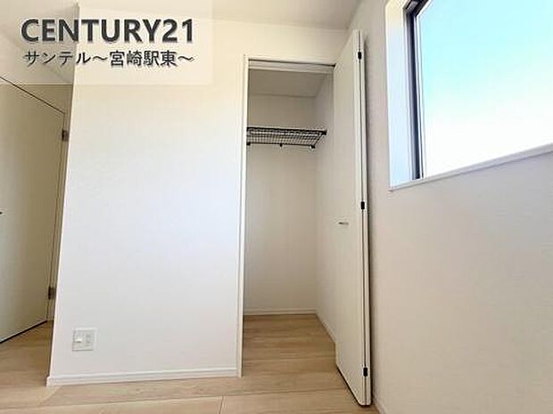 (同仕様写真)洋室です！容量に余裕のあるクローゼット収納を完備しております！※全居室にクローゼット収納あり。主寝室やお子様のお部屋に活用できます。