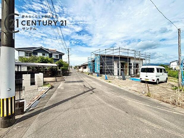 西側の前面道路から撮影した現地写真です♪