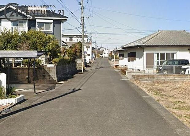 西側の前面道路から撮影した現地写真です♪