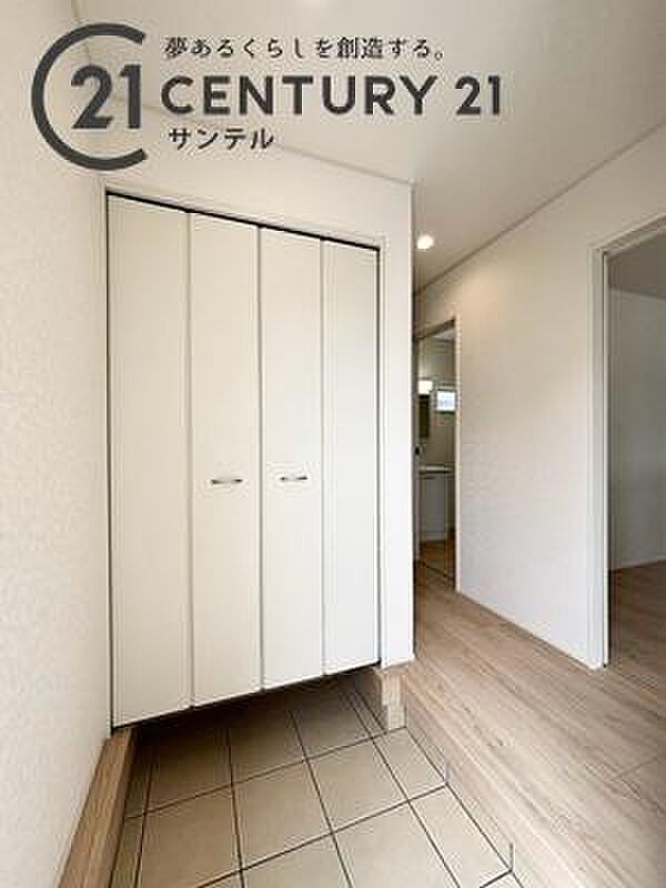 ご新居への出入り口になる明るい玄関には、たくさんの靴を収納できるシューズボックスが付いております♪いつも清潔感のあるすっきりとした玄関スペースを確保できますよ♪