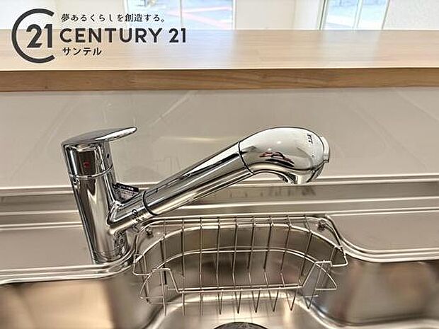 食器や野菜などの水洗いがスムーズにこなせるハンドシャワーのついた水栓。浄水器一体型なので便利です。