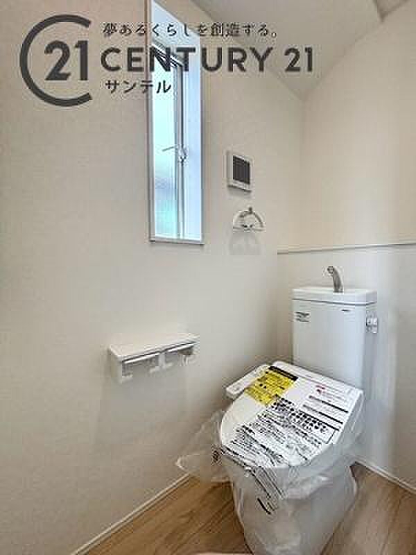 2階トイレです。白を基調としたクリーンな内装で、毎日使う場所だからこそ、気持ちよく過ごせる空間に仕上げました。