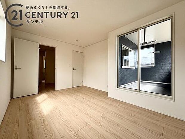 洋室です。しっかり日が差し込みますので気持ちの良い目覚めができる素敵な洋室になります。収納が付いております。