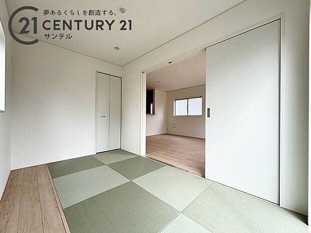 リビングとフラットに繋がる5帖の空間。大きな引き戸を開け放てばLDKの延長として広々使え、閉めれば静かな個室に早変わり。お子様のお昼寝や、ゲストの寝室などライフスタイルに合わせてマルチに活躍します