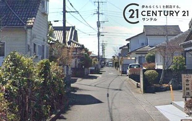 西側の前面道路から撮影した現地写真です♪
