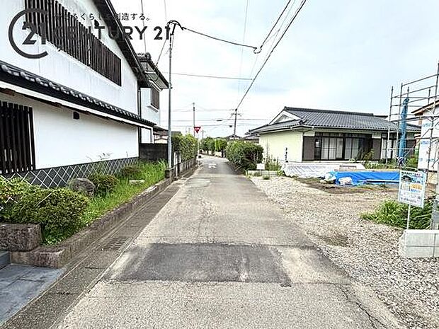 西側の前面道路から撮影した現地写真です♪