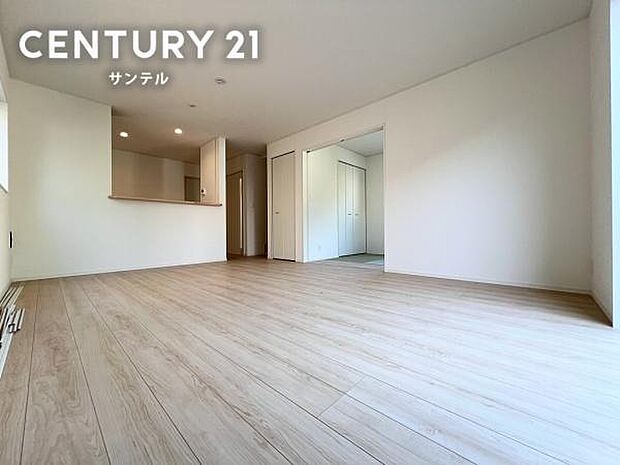 16.2帖のLDKです。キッチンからリビングにいるご家族やお子様の様子が見えるので、コミュニケーションをとりながら、ご家族の大切な時間を共有できるリビングスペースです♪