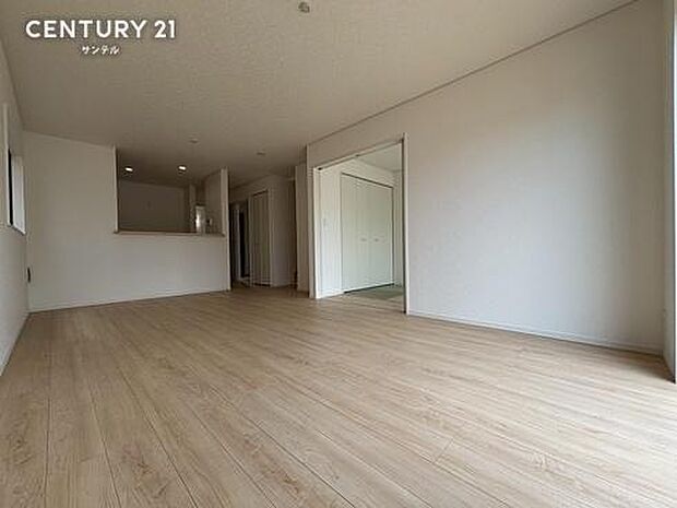 (同仕様写真)明るい木目調の床材が広がるゆとりある空間。隣接する5帖の和室の引き戸を開放すれば、さらに奥行きのある大空間として活用できます。家族みんなが自然と集まり、リラックスできる快適なリビング。