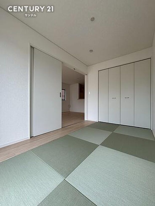 リビングとフラットに繋がる5帖の空間。大きな引き戸を開け放てばLDKの延長として広々使え、閉めれば静かな個室に早変わり。お子様のお昼寝や、ゲストの寝室などライフスタイルに合わせてマルチに活躍します。