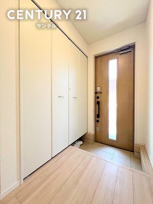 ご新居への出入り口になる明るい玄関には、たくさんの靴を収納できるシューズボックスが付いております。2階へのアクセスもしやすい設計です。