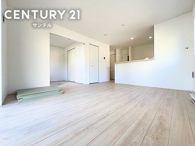 15.2帖のLDKです♪キッチンからリビングにいるご家族やお子様の様子が見えるので、コミュニケーションをとりながら、ご家族の大切な時間を共有できるリビングスペースです♪