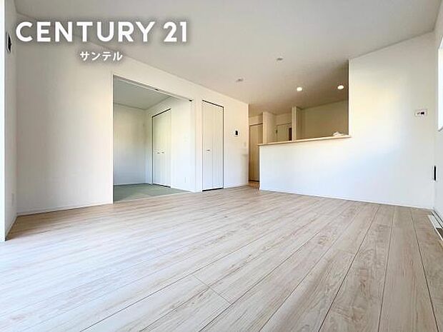 15.2帖のLDKです♪キッチンからリビングにいるご家族やお子様の様子が見えるので、コミュニケーションをとりながら、ご家族の大切な時間を共有できるリビングスペースです♪