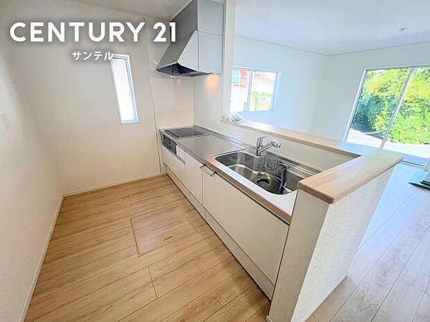 料理をしながらリビングや外の景色まで見渡せるオープンな設計。手元の生活感を程よく隠す立ち上がりカウンター仕様で、リビングにいる家族との会話を楽しみながら明るい気分で安心して調理がこなせます♪