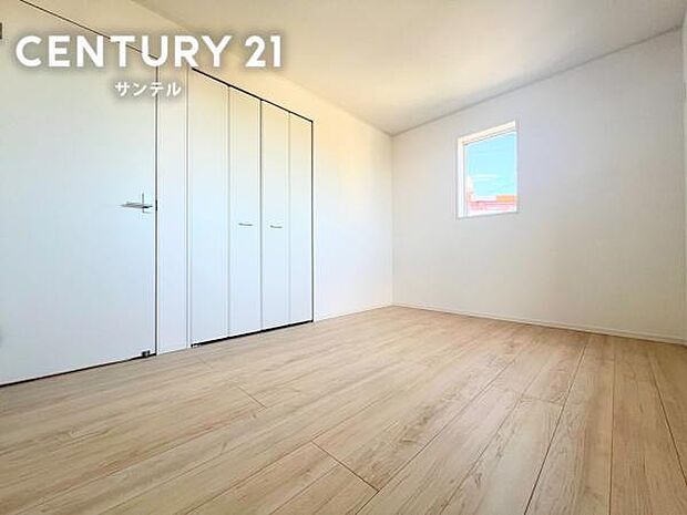 ベッドや学習机をバランスよく配置しやすく、子ども部屋や作業部屋としてマルチに大活躍する使い勝手の良い一室です。