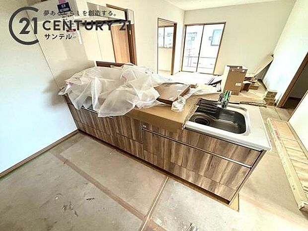 カウンターキッチンからリビングにいるご家族の様子が見えるので、コミュニケーションをとりながら、ご家族の大切な時間を共有できるキッチンです♪