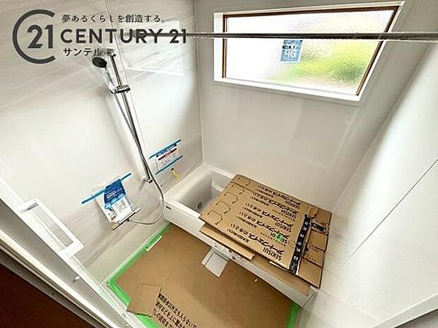 足を伸ばして毎日の疲れを癒せる広々1坪タイプです。半身浴もでき、ゆっくりと寛げます。お子様と一緒でも快適に入浴が出来ますね。