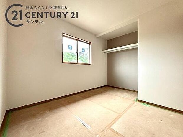 壁面にスッキリ収まる大容量のクローゼットを完備。衣類や日常の荷物をしっかり仕舞い込めるため、お部屋に無駄な収納家具を置く必要がありません。生活感を隠して、いつでもクリーンな状態を保てます。
