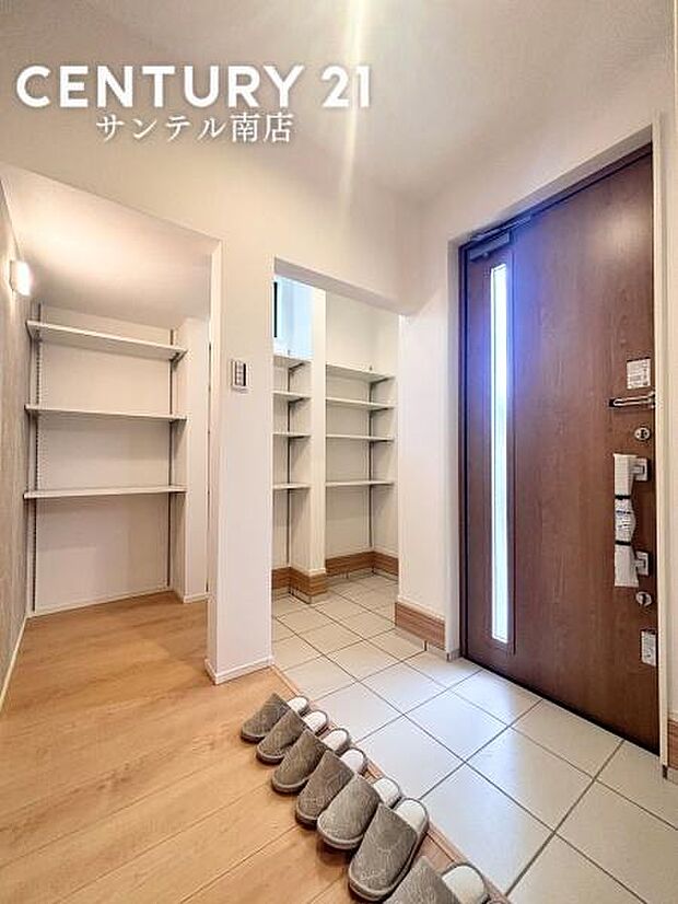 ご新居への出入り口になる明るい玄関には、たくさんの靴を収納できるシューズインクローゼットが付いております♪いつも清潔感のあるすっきりとした玄関スペースを確保できますよ♪
